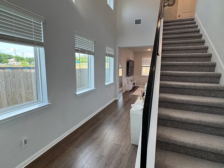 Marsh Ln — Photo 31