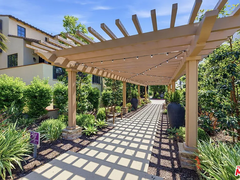13079 Bluff Creek Dr — Photo 34