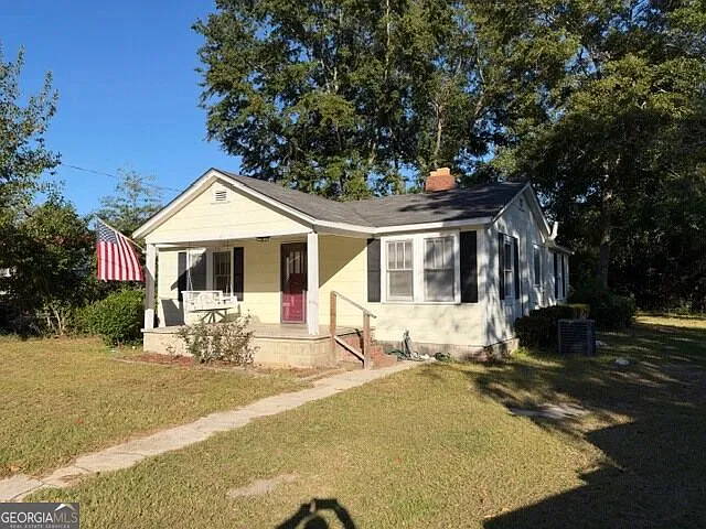 2 bed, 1.0 bath, 1056 sqft, $1,050 — Photo 2