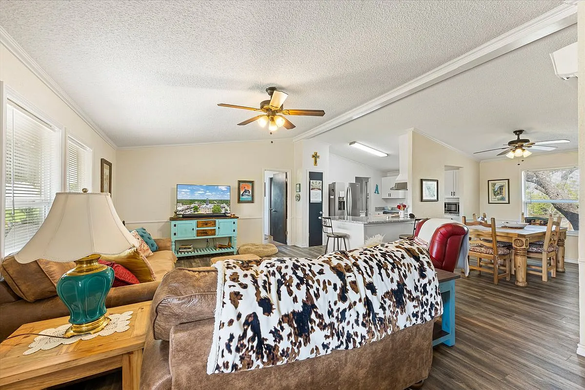 3 bed, 2.0 bath, 1616 sqft, $1,900 — Photo 3
