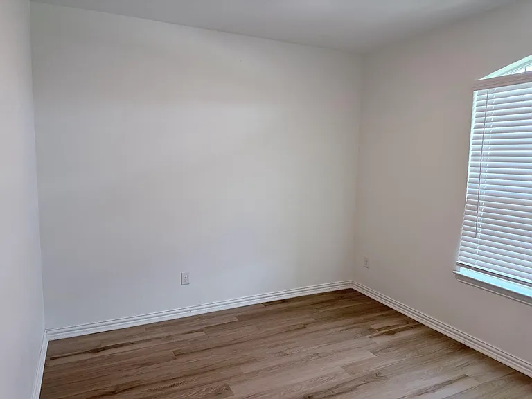 1833 Lake Grove Dr — Photo 20