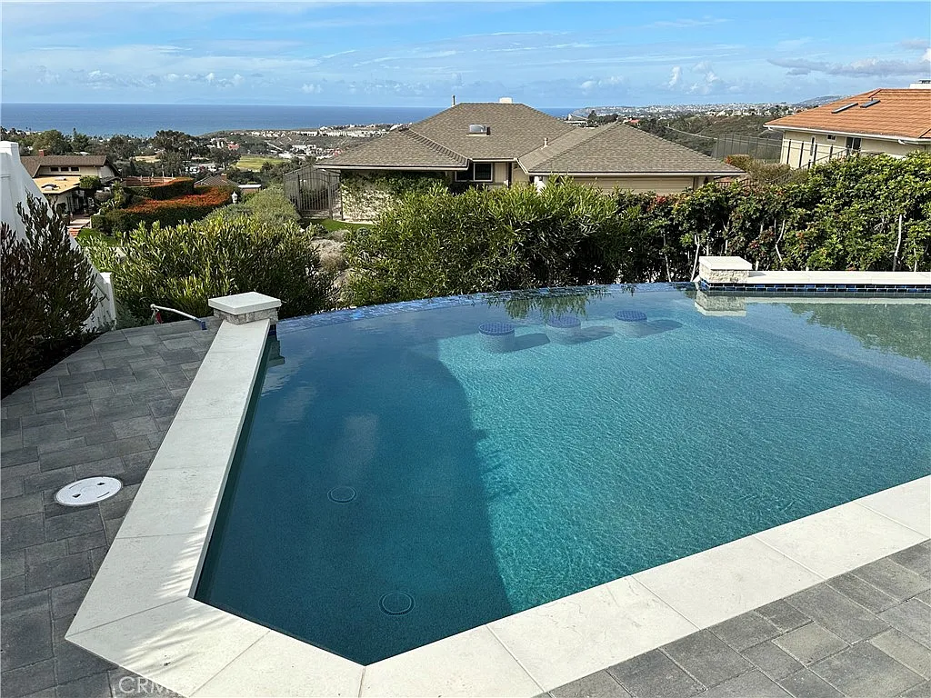 3 bed, 3.5 bath, 2200 sqft, $9,500 — Photo 2