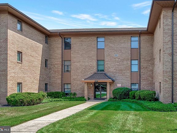 2nd image of 3207 Falcon Ln APT 324