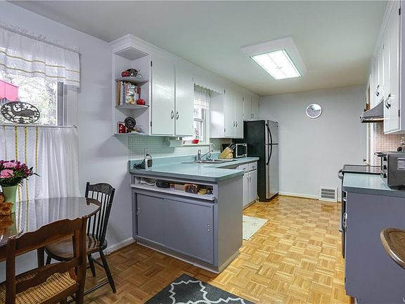 5th image of 40 Canterbury Ct
