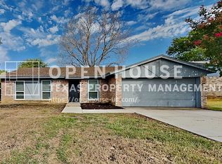621 Meadowview Dr, Mansfield, TX 76063