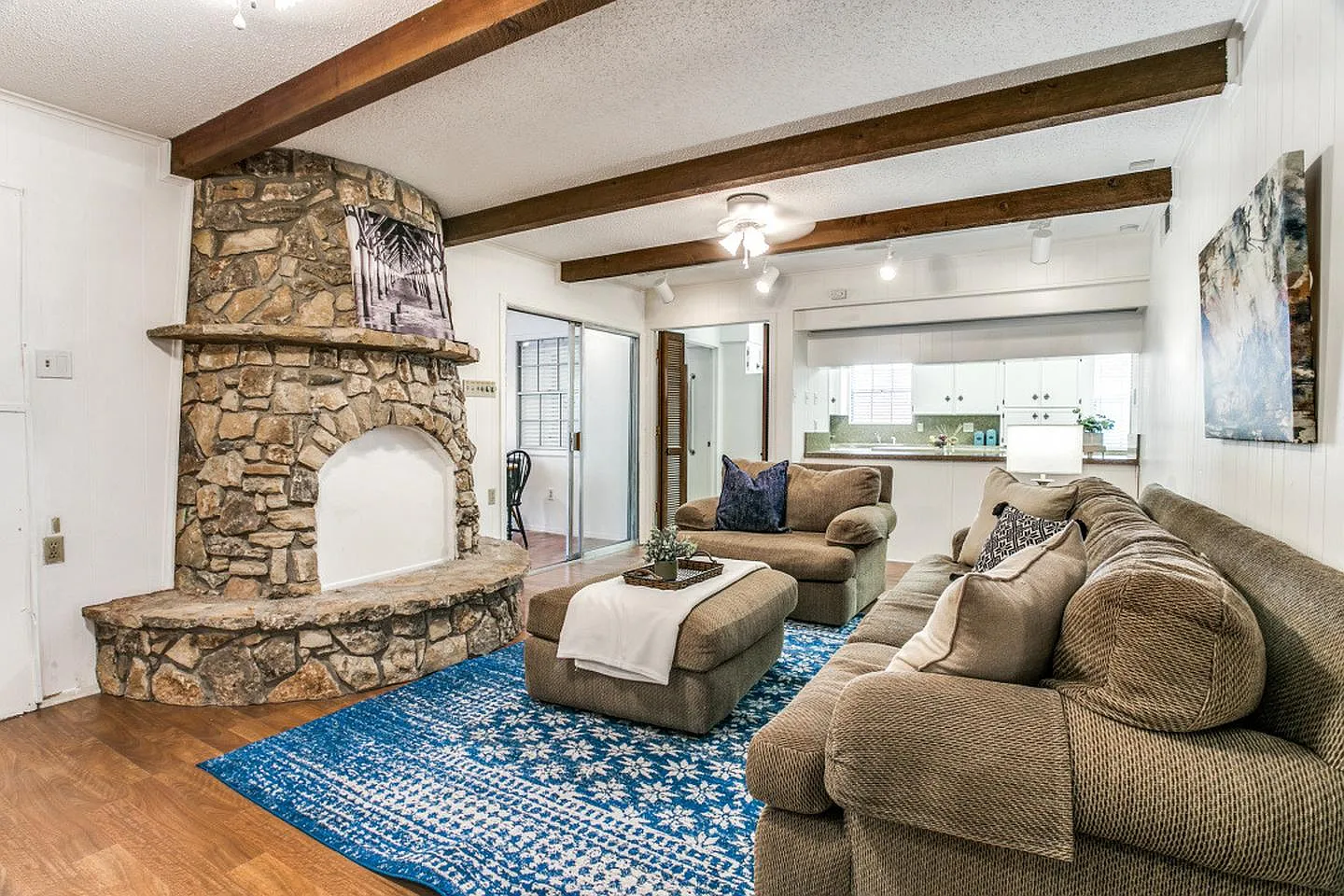 Bright and Cozy Arlington Home with a beautiful backyard — Photo 3