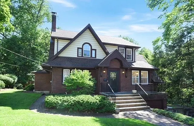 8 Laurel Ave