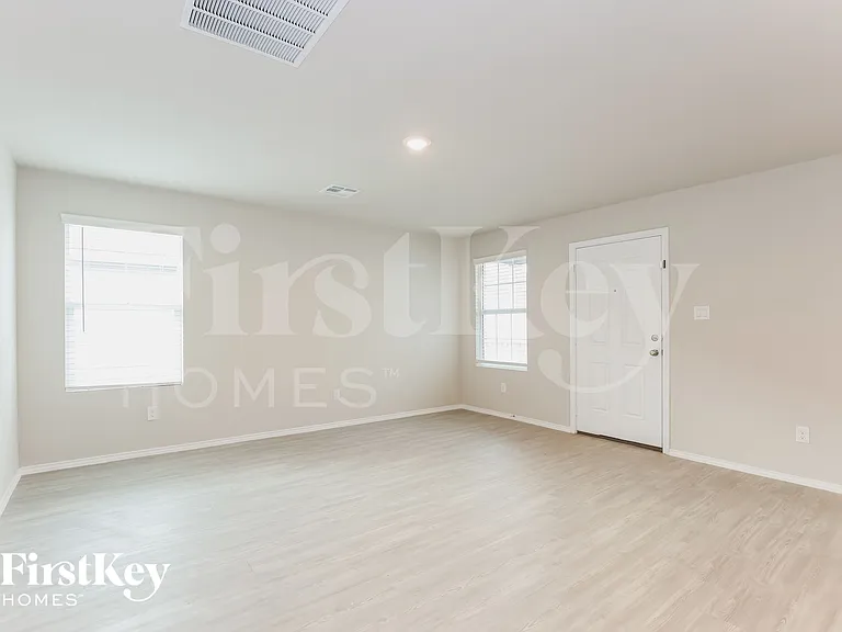 10606 Varmus Dr — Photo 2
