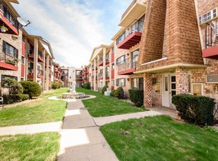 5305 N Delphia Ave #204, Chicago, IL 60656