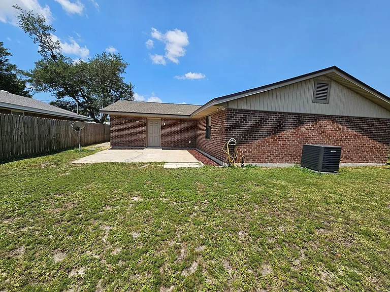 221 Viola Ave S — Photo 3