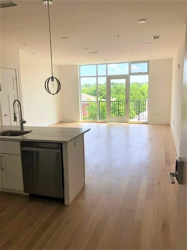 2 bed, 1040 sqft, $3,130 — Photo 2