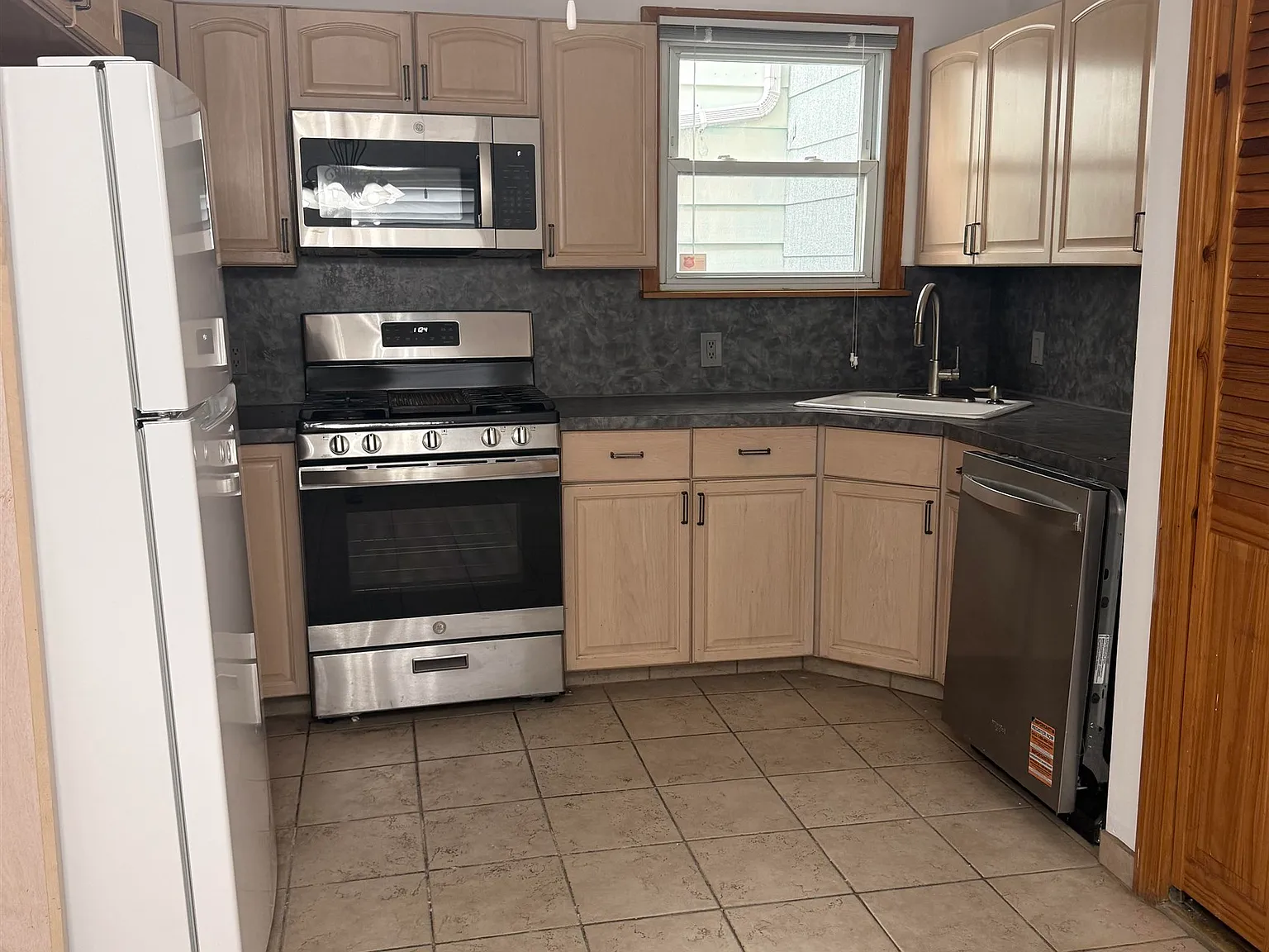 3 bed, 1.5 bath, $3,500 — Photo 1