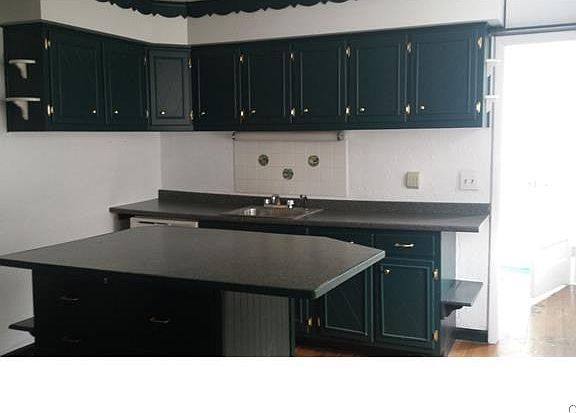 Beautiful Eat-In Kitchen