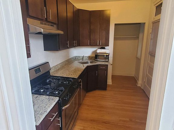 4th image of 1702 N Richmond St #206