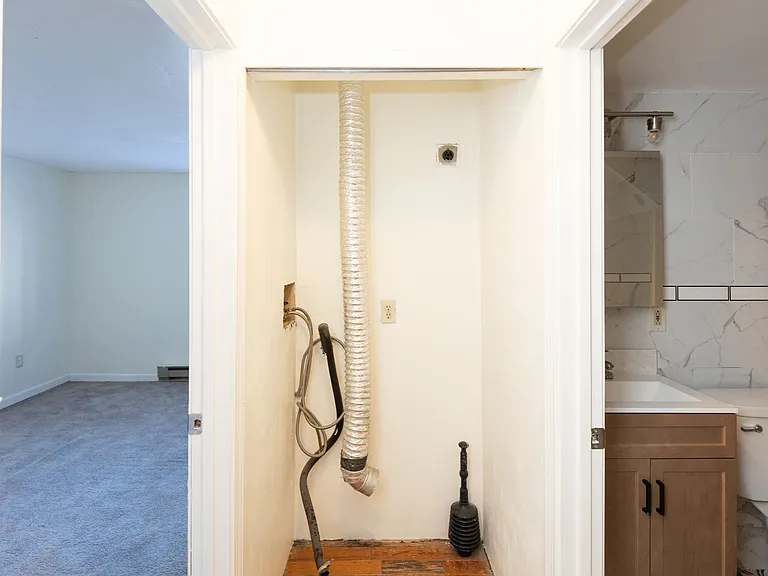 11B Gibbs St #28 — Photo 11