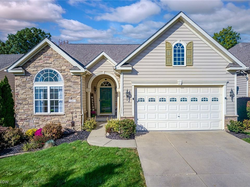 1st image of 21 Hidden Lake Ln