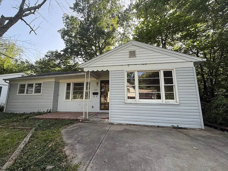 1439 S Pickwick Ave — Photo 1