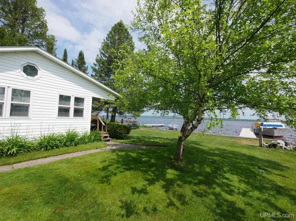 42830 Lakeshore Dr, Chassell, MI 49916