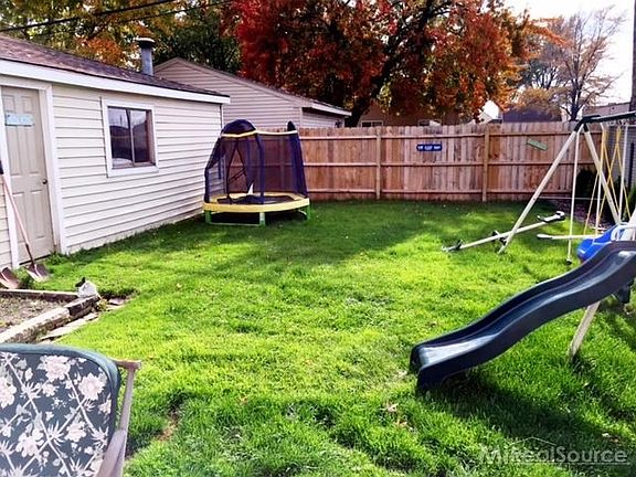 3rd image of 21514 Trombly St