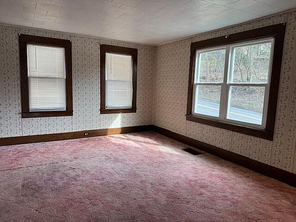 4th image of 133 Valley St