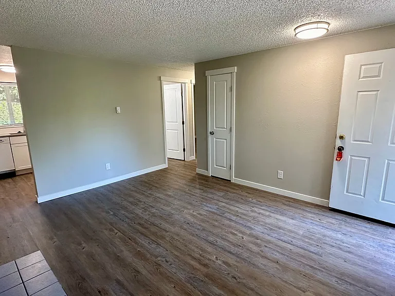2000 Knox Ave — Photo 3
