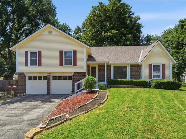 10230 Oakmont Cir, Lenexa, KS 66215