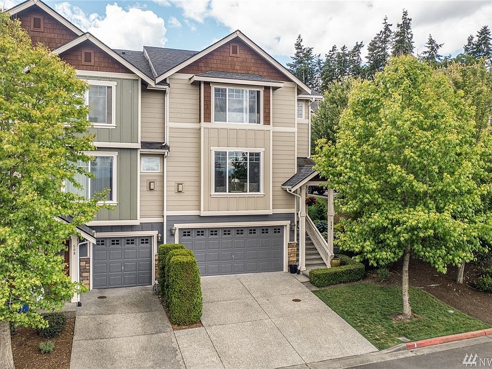 Belmonte Heights Townhome on an EXCEPTIONAL corner lot!