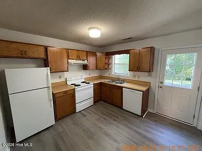 2 bed, 1.0 bath, 837 sqft, $1,050 — Photo 4