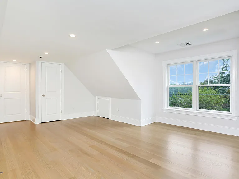 257 Bruce Park Ave #B — Photo 17