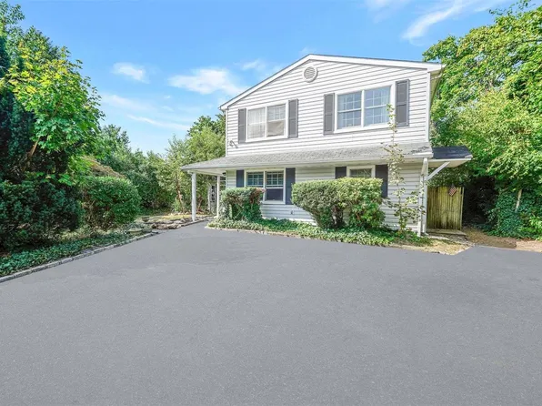 136 Serpentine Lane, Islandia, NY 11749