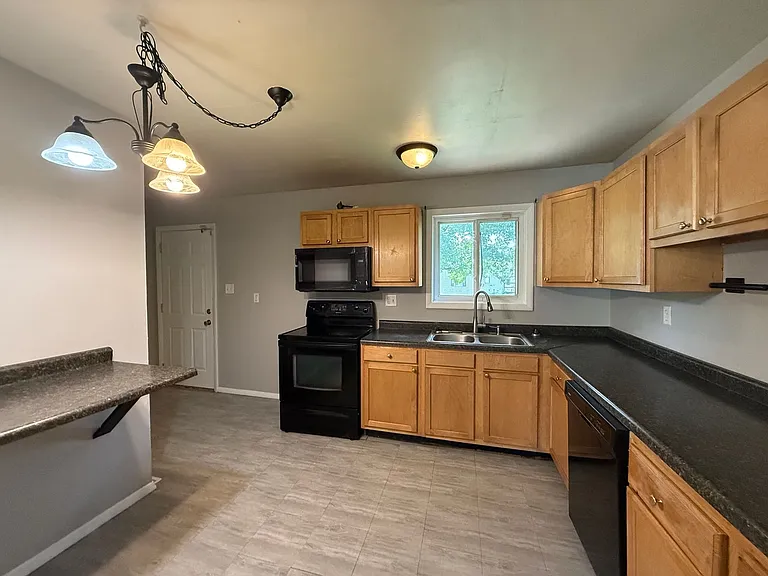 1619 W Waggoner St — Photo 4