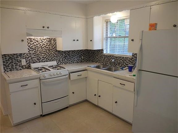 4th image of 3100 Santa Monica Dr #B