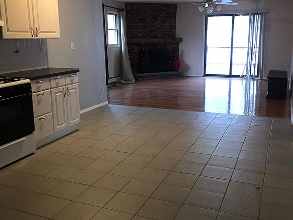 3rd image of 121 Berkshire Dr