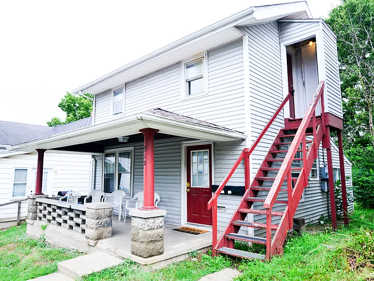 912 Roberts St — Photo 2