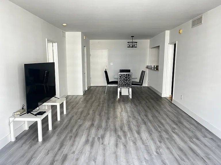 5600 Collins Ave #7W — Photo 10