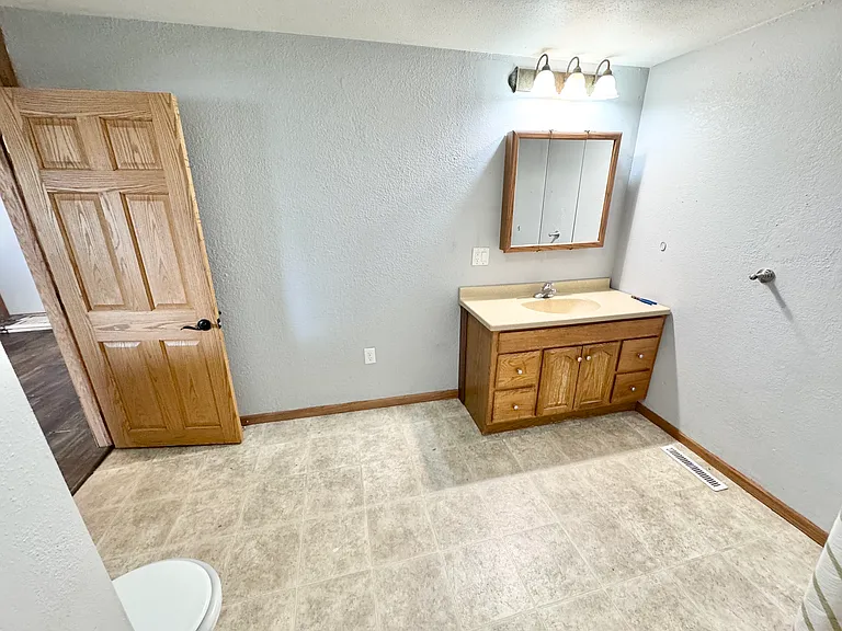 406 E Main St — Photo 10