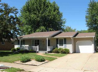 309 Parkway Ln, Pekin, IL 61554