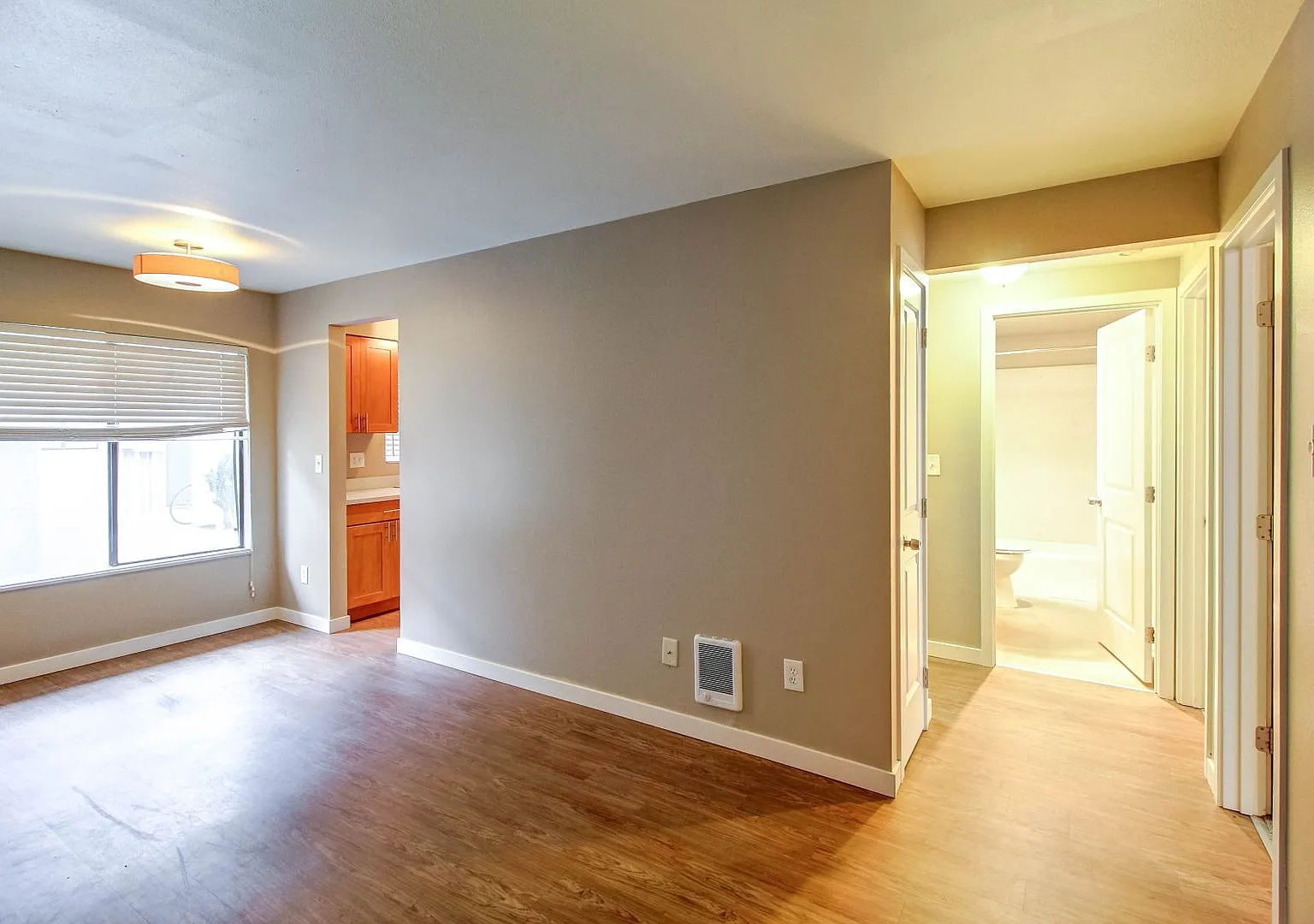Alki 12 Apartments are located just blocks from Alki Beach. — Photo 3