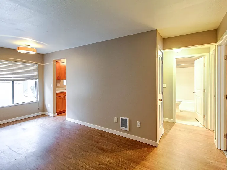 Alki 12 Apartments are located just blocks from Alki Beach. — Photo 3