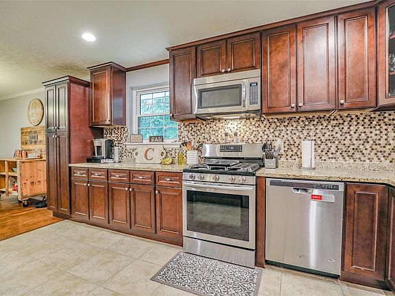 3rd image of 132 Melmar Dr