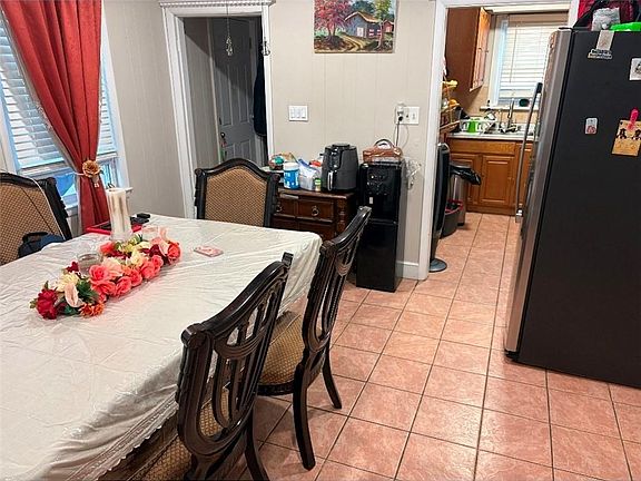4th image of 210 Lynch St