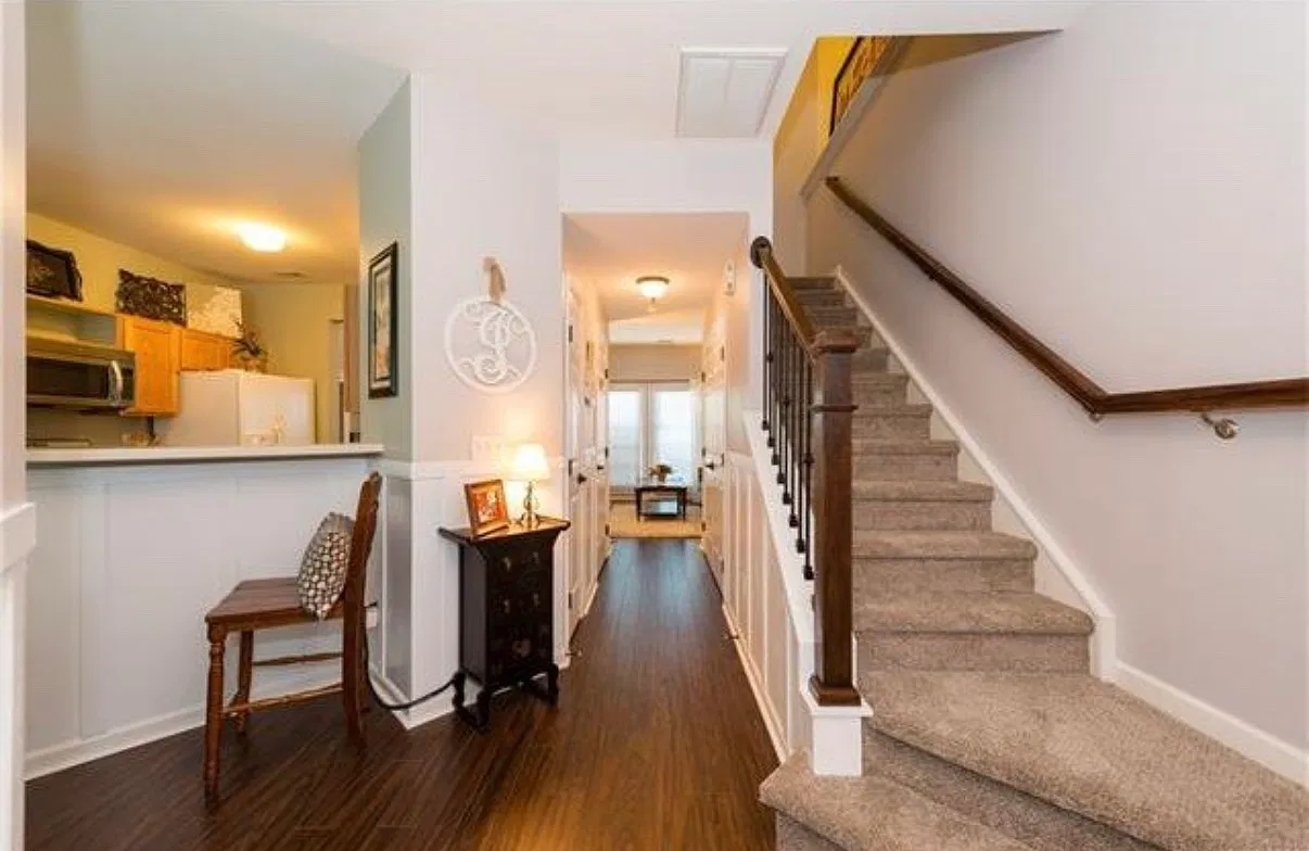 3 bed, 2.5 bath, 1400 sqft, $1,700 — Photo 3