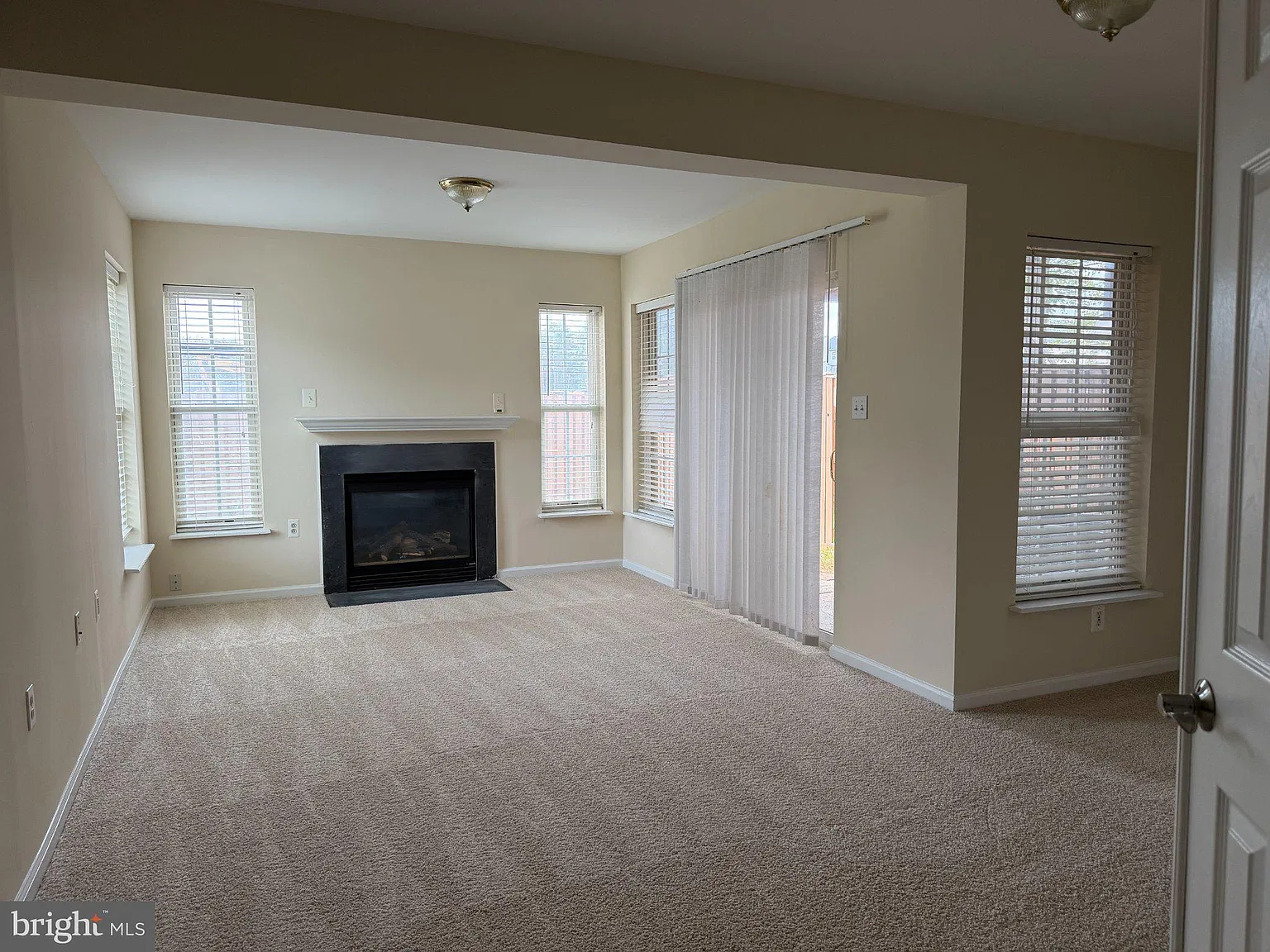 3 bed, 2.5 bath, 1664 sqft, $2,800 — Photo 2
