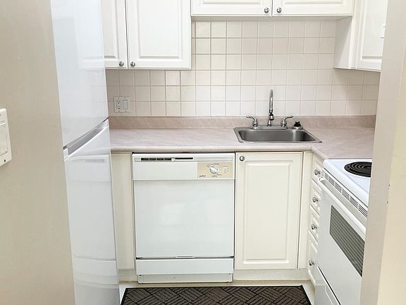 3rd image of 4113 Fraser St #Penthouse 3