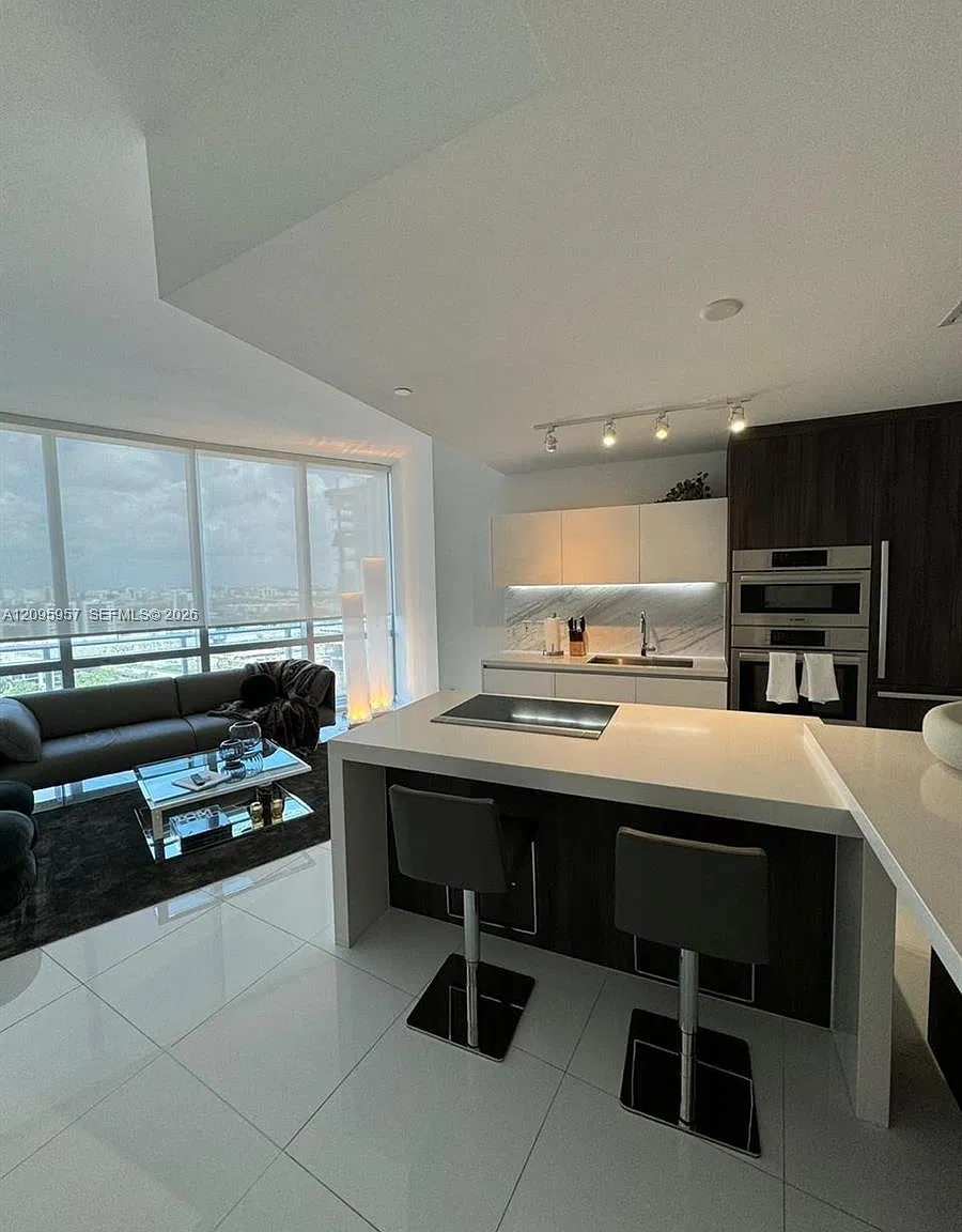 Paramount Miami Worldcent — Photo 1