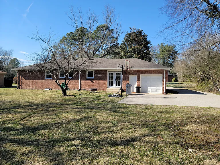 205 Derby Ln — Photo 3