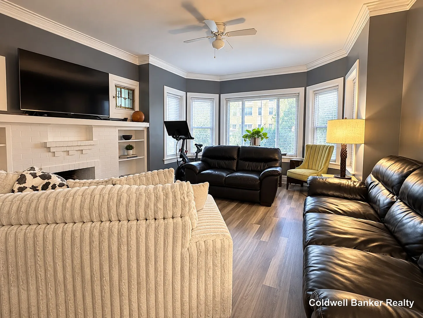 2 bed, 1.0 bath, 1400 sqft, $1,600 — Photo 2