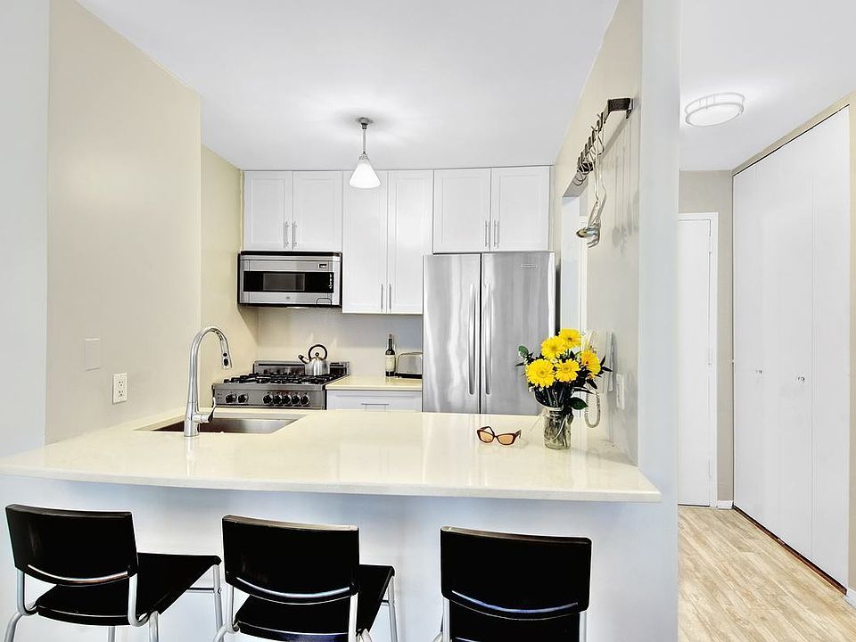2nd image of 1 Irving Pl APT V7d