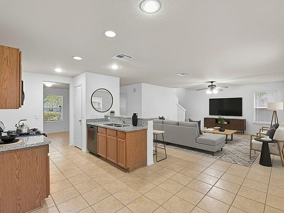3rd image of 822 Grand Plains Dr