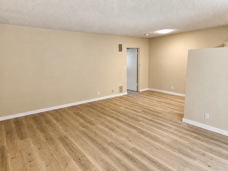 2119 N Beachwood Dr #4 — Photo 9